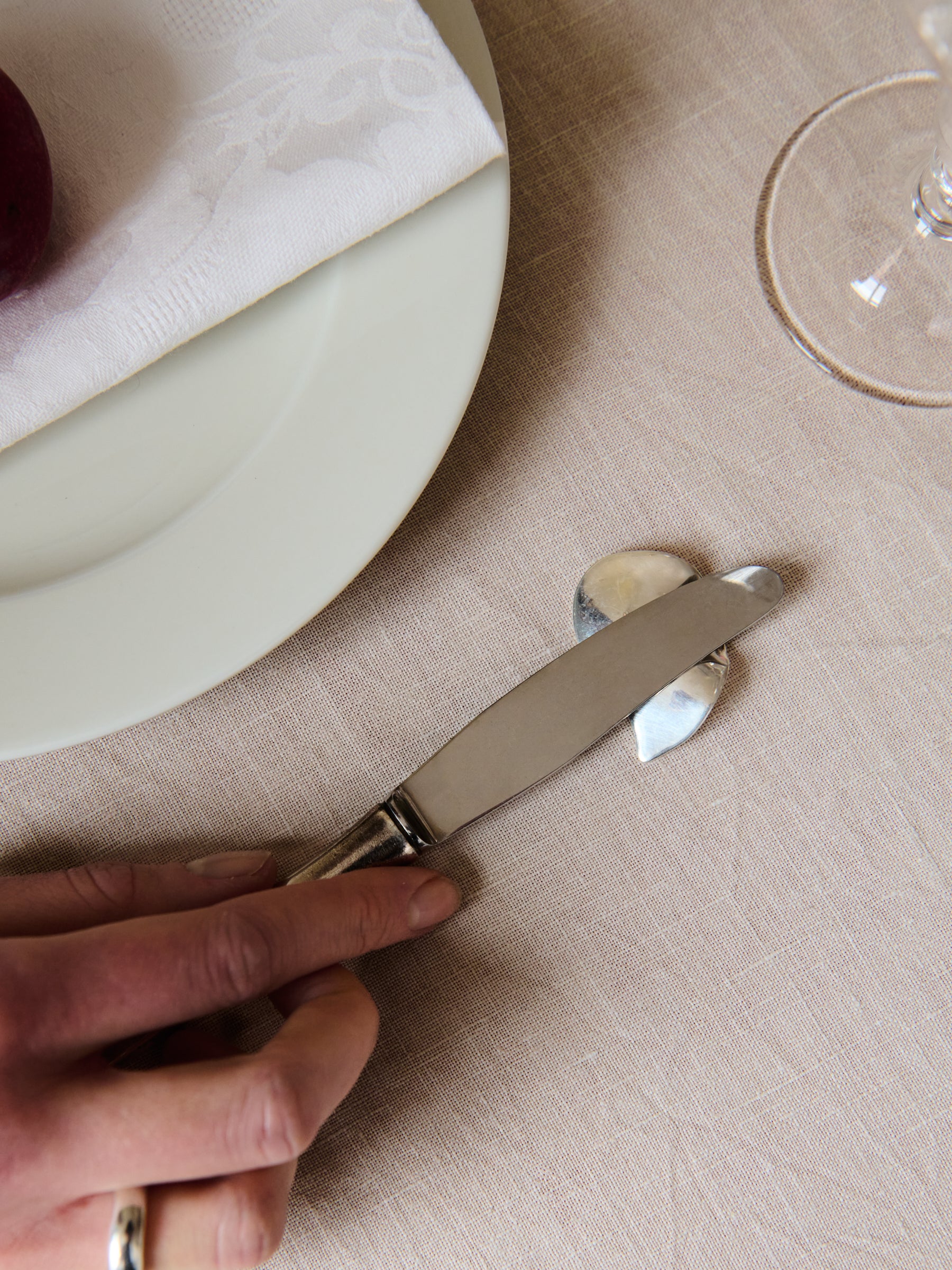THE PEAR KNIFE REST